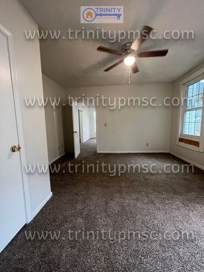 Building Photo - Recently renovated! Must see!