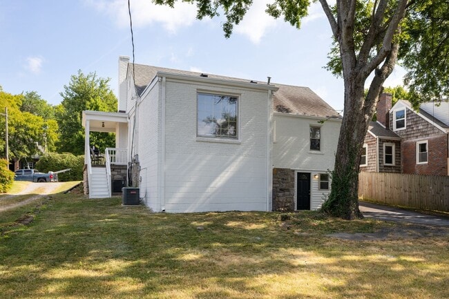 Building Photo - 2313 Sunset Pl