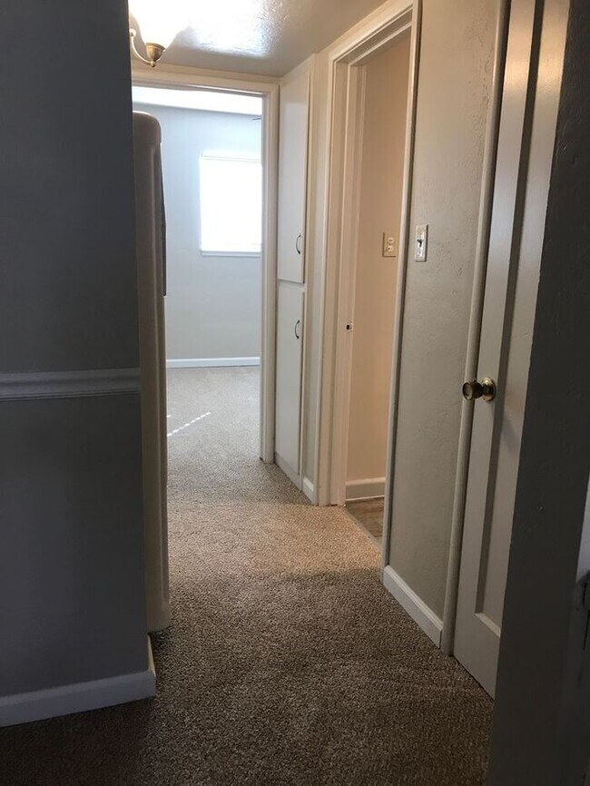 Building Photo - Charming Upstairs 2 Bedroom~ Very Charming...