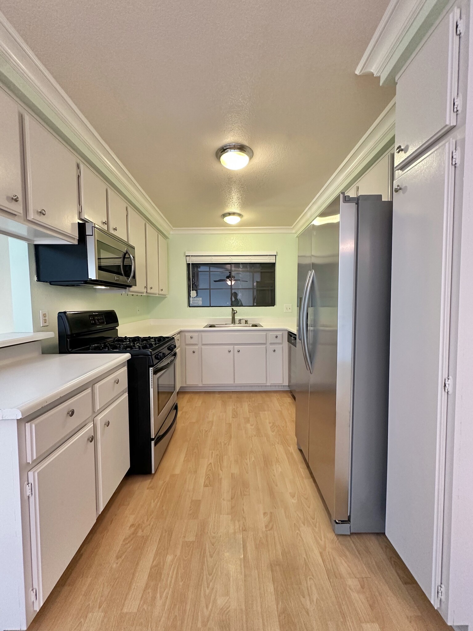 Kitchen - 4151 Hathaway Ave