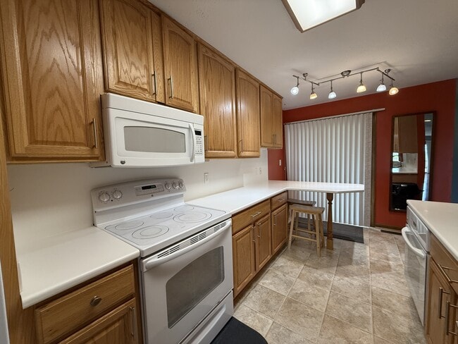 Building Photo - 4016 Fairway Lakes Dr