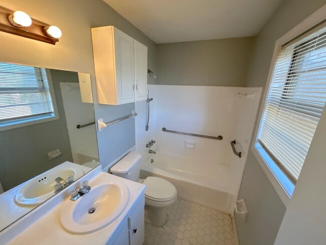 Building Photo - 5940 Pebble Beach Ave