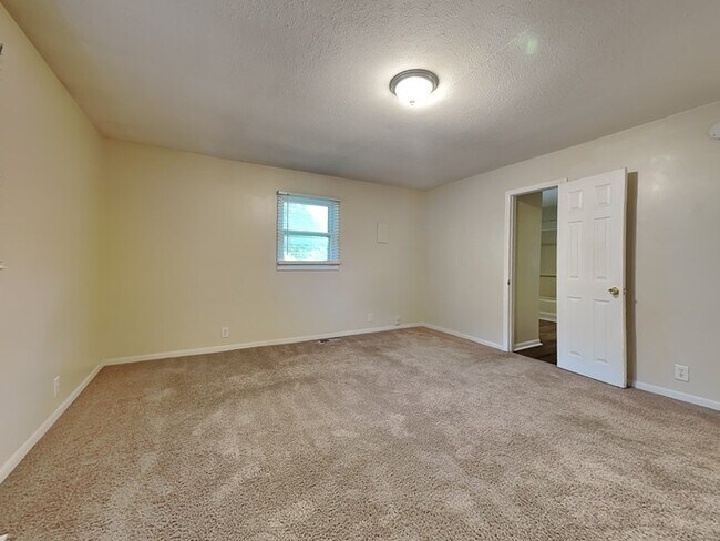 Building Photo - 4 bed 2 bath in Fishers!