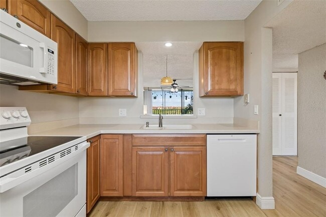 Building Photo - 900 Cove Cay Dr
