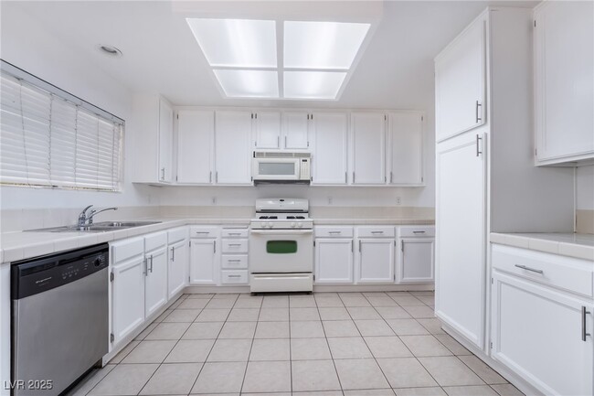 Building Photo - 8501 Shelly Rd