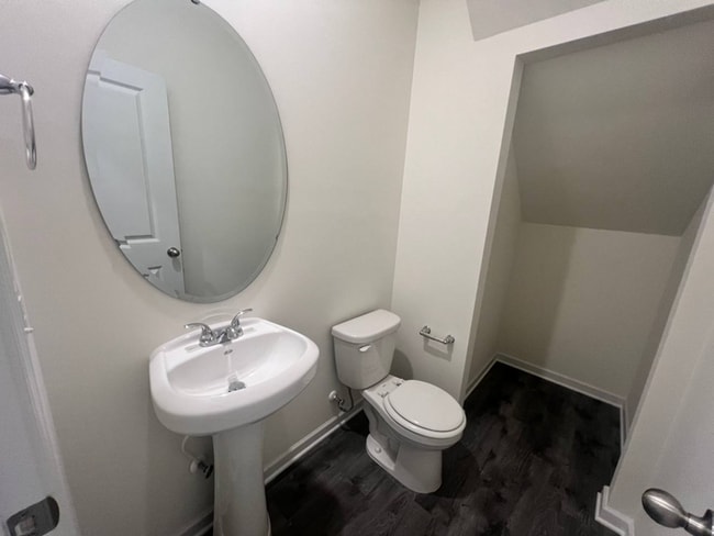 Building Photo - 1064 W Bank St