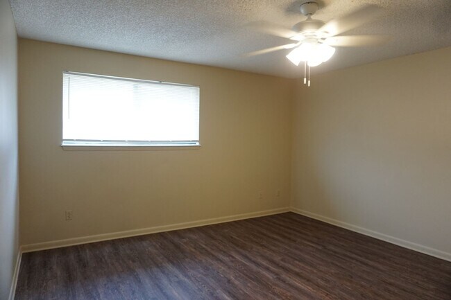 Building Photo - 5528 Greatpine Ln S
