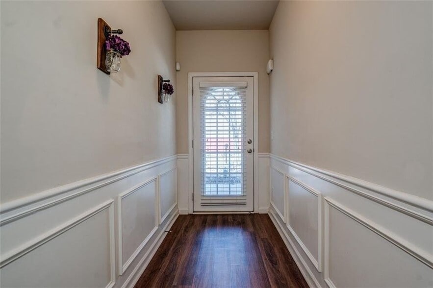 Building Photo - 208 Hidden Creek Pt