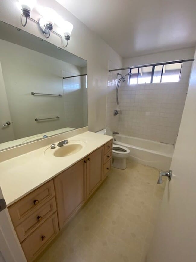 Building Photo - 3 bed, 2.5 bath, 2 car garage-single famil...