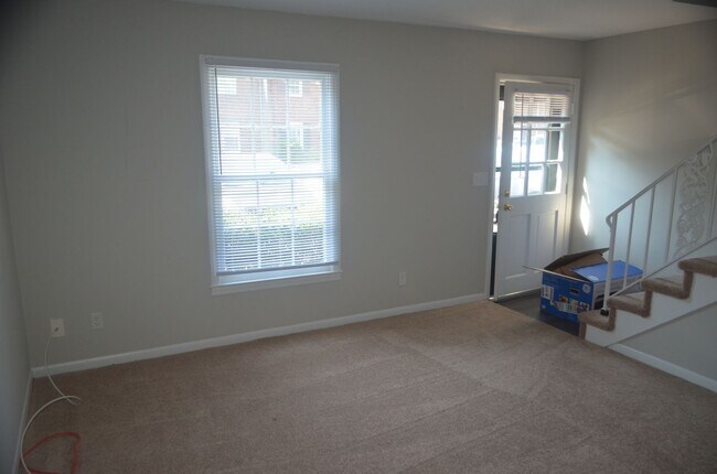 Building Photo - Updated 2BR/1.5BA Condo Near Stratford Rd