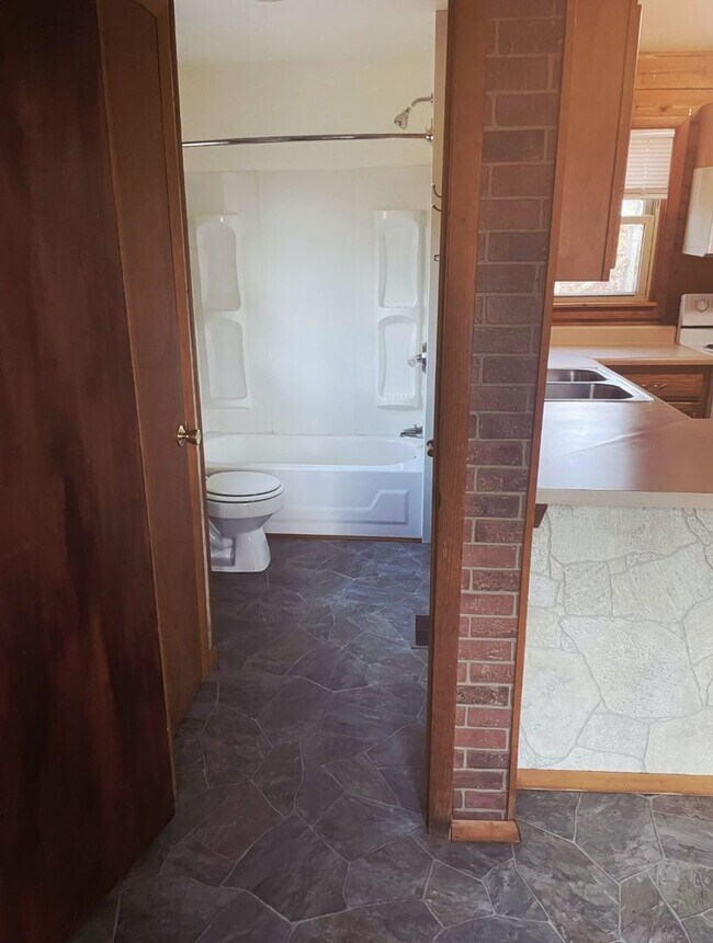 Building Photo - 512 Log Cabin