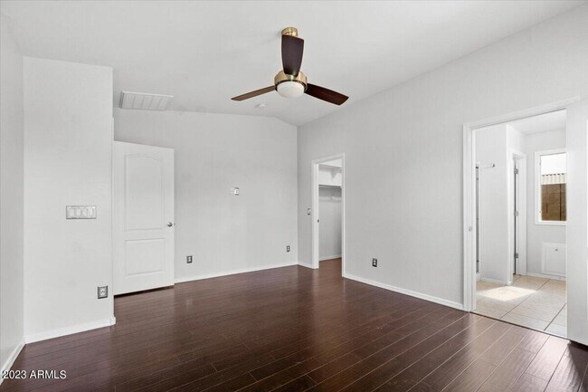 Building Photo - 2039 E Saddlebrook Rd