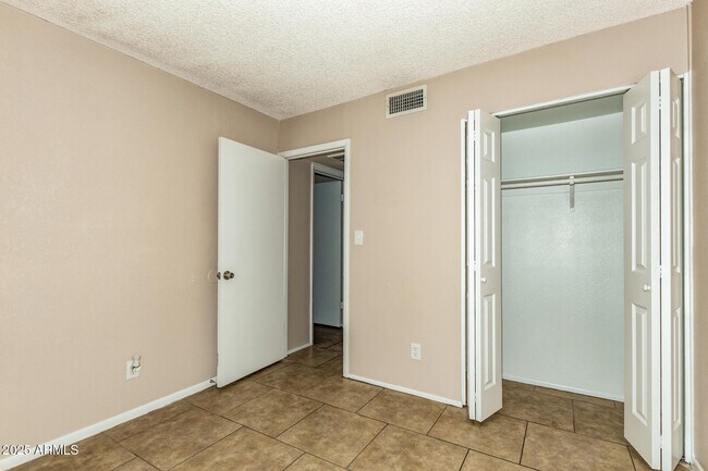 Building Photo - 5948 N 48th Ave