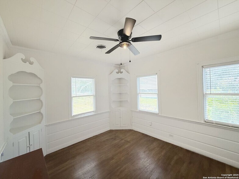 Building Photo - 1214 Sutton Dr
