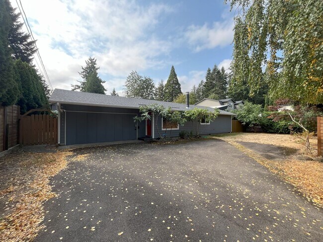 Building Photo - Spacious Yet Cozy 3BR/2BA Home with Garage...
