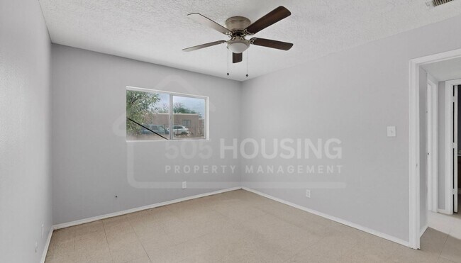 Building Photo - Spacious 2-Bedroom Unit Near Kirtland Air Force Base
