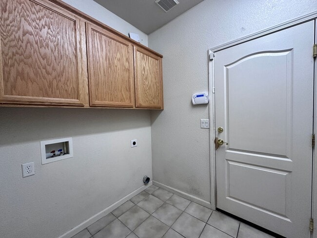 Building Photo - 3 Bedroom House Coming Available