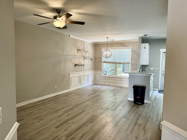 Building Photo - Spacious Townhome with a Private Courtyard in Westbury Park!