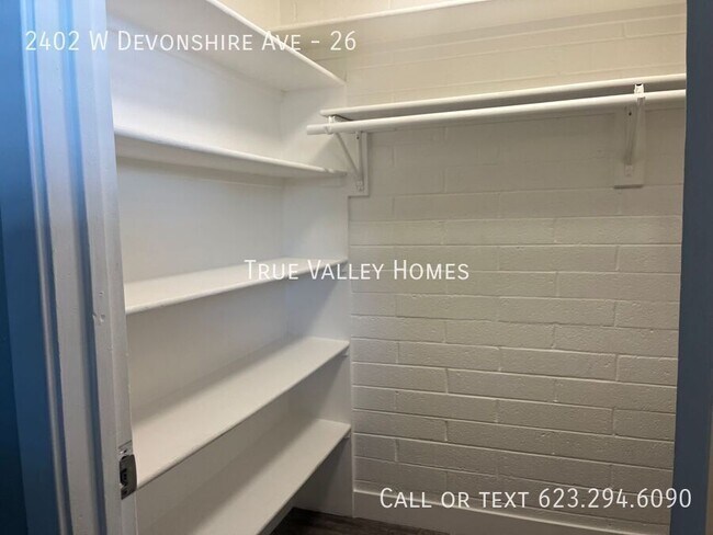 Building Photo - 2402 W Devonshire Ave