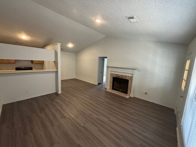 Building Photo - 2033/2035 Redwing Way