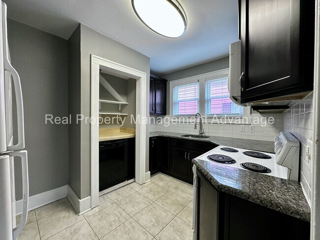 Building Photo - 851 Gardendale.