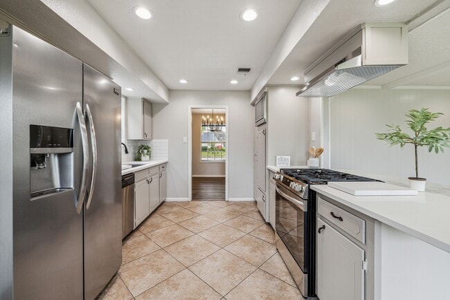 Building Photo - 8414 N Tahoe Dr