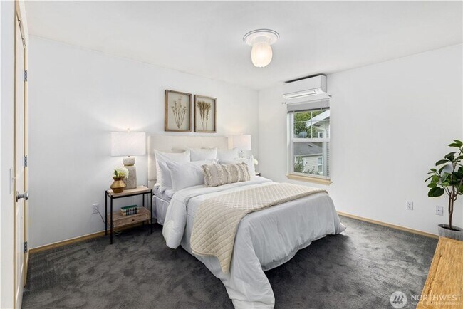 Building Photo - Spacious 3bd/3ba Townhouse