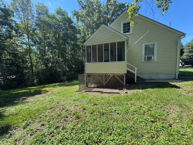 Building Photo - MINUTES TO DOWNTOWN FREDERICKSBURG - 2 BEDROOM COTTAGE