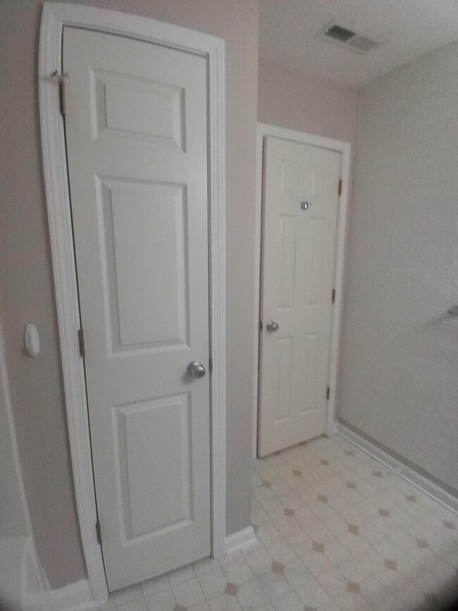 Building Photo - 3525 Drayton Dr