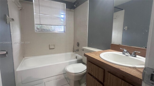 Building Photo - 821 Twin Lakes Dr