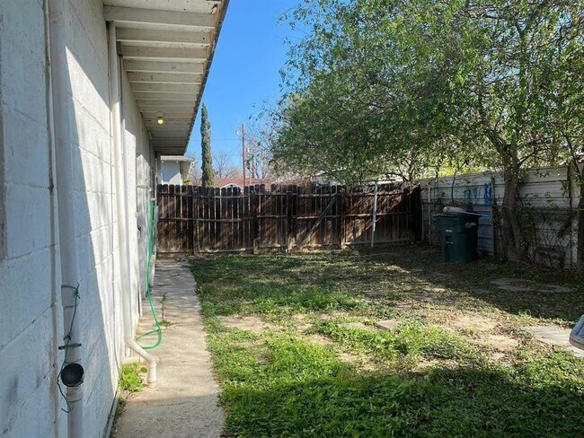 Building Photo - 503 Plaza Rear Ave