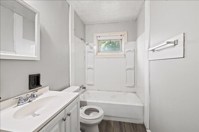 Building Photo - 1783-1783 Roosevelt Ave