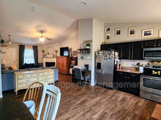 Building Photo - 612 Sandstone Dr