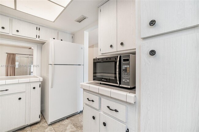 Building Photo - 5800 Margate Blvd