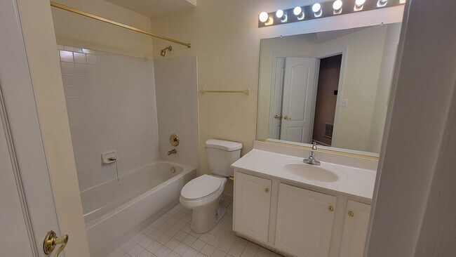 Building Photo - Stunning and Spacious 5 Bed 4 Bath Colonia...