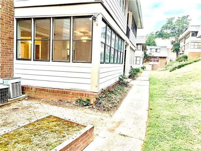 Building Photo - 145 Northwood Dr