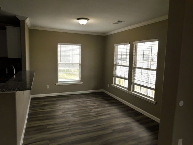Building Photo - 152 Varsity Cir