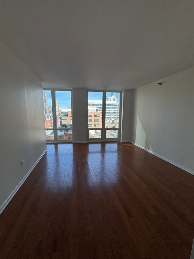 Building Photo - 345 N La Salle Dr