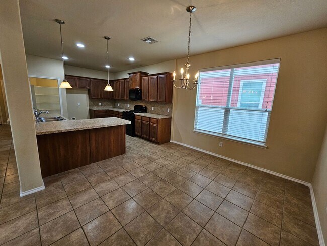 Building Photo - Available now ready for immediate move in  $500 off second month's rent move in special