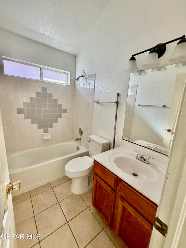Building Photo - 1468 Plaza Verde Dr