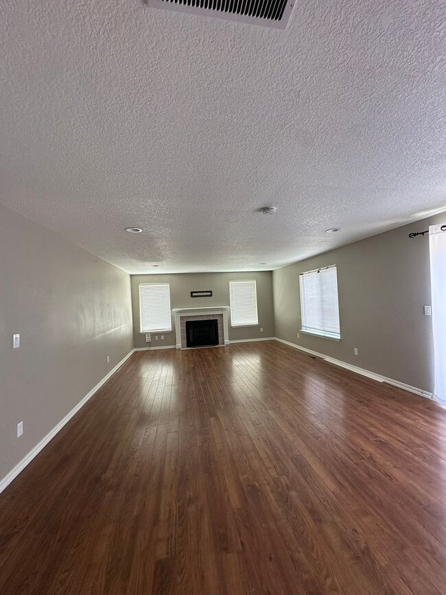 Building Photo - 4 bedroom, 2288sf home. Close to Nike, Int...