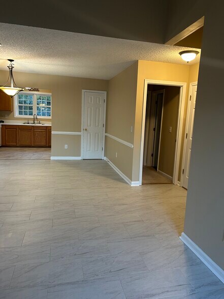 Building Photo - 100 Glenlea Ln