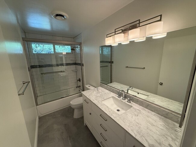 Building Photo - 4 Bedroom Home for Rent in Santa Clarita!