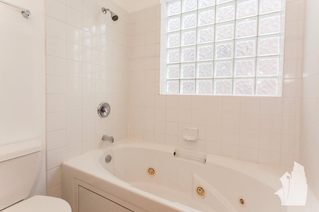 Building Photo - 1330 W Diversey Pky