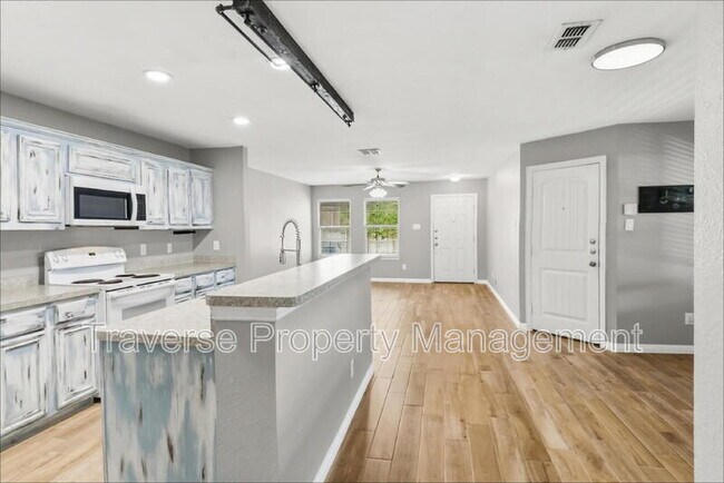 Building Photo - 733 River Hill Ln