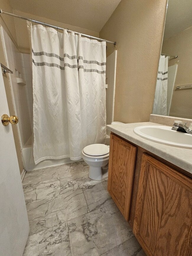 Building Photo - Charming House 3 Beds 2 1/2 Baths 2 Living...