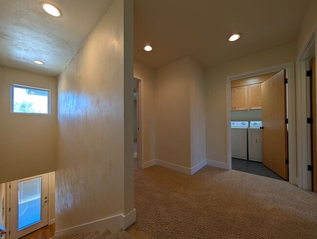 Building Photo - Beautiful 2-Bedroom, 2.5-Bath Condo Near Amazon Park!