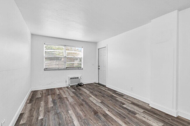 Building Photo - 203 4th Ave S