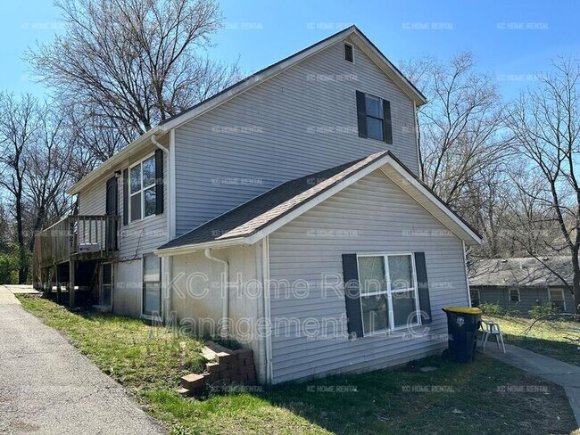 Building Photo - 4221 E 60 Terrace