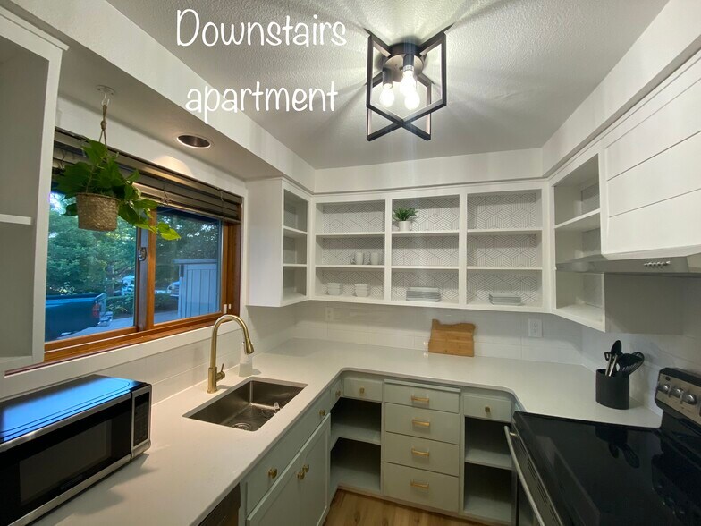 Building Photo - 210 E 3rd Ave